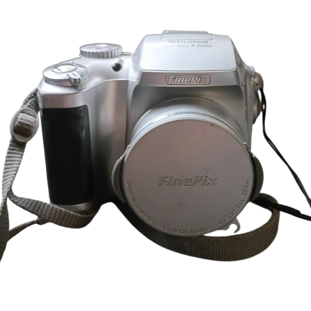 FujiFilm FinePix S3000 3.1MP Digital Camera w/6x Optical Zoom